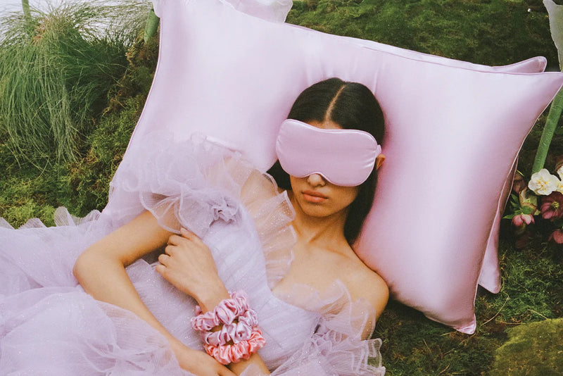 A lady sleep on a pink pillow